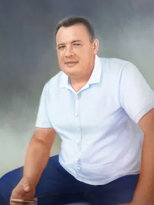 Портрет мужчины в белой рубашке с короткими рукавами и в синих брюках в стиле Под масло на нейтральном фоне, художник Антонина