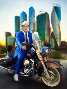 Портрет мужчины в синем классическом костюме и в белой каске верхом на мотоцикле марки "Harley Davidson", мужчина изображён на фоне Москва-сити, стиль Под масло, художник Павел 