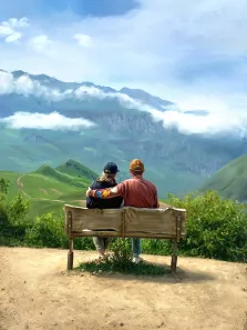 Портрет Под масло, пара сидит на скамейке с видом на горы, художник Артём