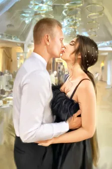 Парный портрет Под масло, молодой человек в классической белой рубашке целует девушку в чёрном платье, художник Анастасия 