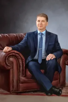 Портрет мужчины в деловом костюме на кожаном диване, картина написана маслом, художник Анастасия 