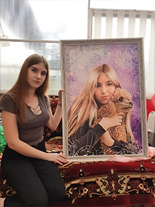 Девушка с собственным портретом на холсте в рамке, на котором она изображена вместе с собачкой