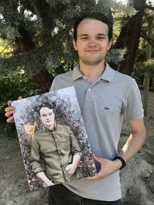 Молодой человек с подарком от мамы — портретом на холсте в стиле дрим-арт