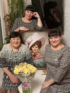 Две дочки подарили маме цветы и портрет на холсте в образе 19 века, который был создан по её фотографии; портрет был оформлен в красивую рамку