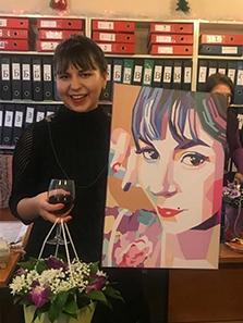 Девушка с бокалом вина, с подарком от коллег: цветами и портретом на холсте в стиле WPAP