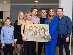 Семья из семи человек с собственным портретом на холсте в стиле гранж