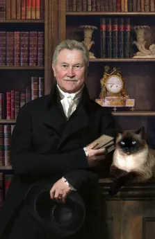 В образе, художник Валерия, портрет мужчины в костюме с шейным платком на фоне библиотеки, в руках держит цилиндр и книгу, рядом сидит сиамский кот