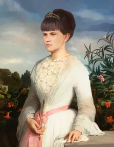 Девушка в образе в старинном белом платье стоит на фоне садовых цветов, художник Антонина