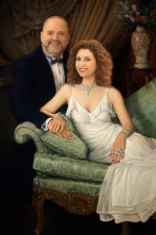 Парный портрет В образе, девушка с кудрявыми волосами и в белом платье лежит на диване и бородатый мужчина в смокинге стоит рядом, художник Валерия 