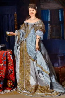 Портрет русоволосой женщины с косой В образе императрицы, художник Антонина