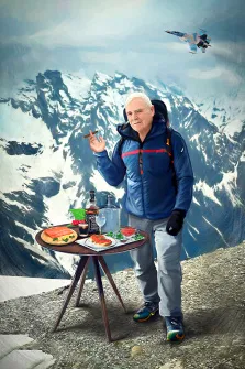 Портрет мужчины на горе В образе альпиниста на фоне гор, рядом с мужчиной накрытый стол, в руках сигара, художник Павел 