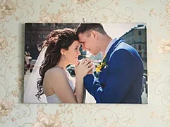 Свадебная фотография жениха и невесты, напечатанная на холсте и натянутая на подрамник, висящая на стене.