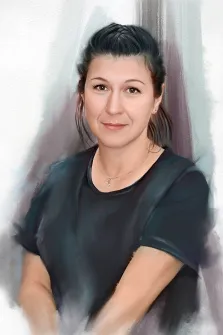 Женский портрет в стиле акварель, кареглазая девушка с тёмными волосами в чёрной футболке на нейтральном фоне, художник Мария 