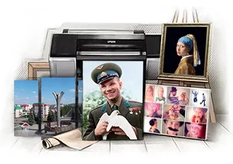 Фото на холсте, репродукция в раме, коллаж и модульная картина с видом Лениногорска на фоне плоттера, подрамников, рулонов холста