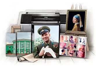 Фото на холсте, репродукция в раме, коллаж и модульная картина с видом Нижней Туры на фоне плоттера, подрамников, рулонов холста