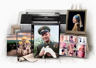 Фото на холсте, репродукция в раме, коллаж и модульная картина с видом Новочеркасска на фоне плоттера, подрамников, рулонов холста