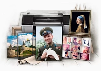 Фото на холсте, репродукция в раме, коллаж и модульная картина с видом Пскова на фоне плоттера, подрамников, рулонов холста