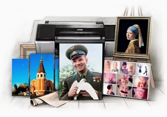 Фото на холсте, репродукция в раме, коллаж и модульная картина с видом Северска на фоне плоттера, подрамников, рулонов холста