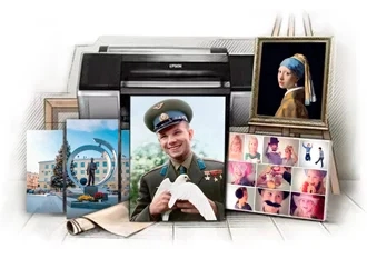 Фото на холсте, репродукция в раме, коллаж и модульная картина с видом Железногорска на фоне плоттера, подрамников, рулонов холста