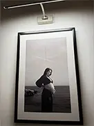 Чёрно-белое фото беременной женщины в черной рамке с паспарту