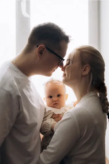 Фото семьи — оригинал: родители держат малыша на руках