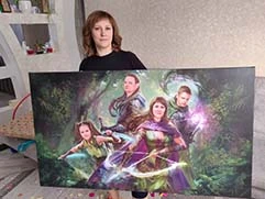 На фото изображена женщина, которая держит большой портрет на холсте в стиле фэнтези в образах эльфов с изображением своей семьи; на портрете она в центре с луком, рядом с ней мужчина с мечом, а по бокам двое детей, мальчик держит магический светящийся шар, а девочка кинжал; фон портрета — густой лес с зелёной растительностью, что создаёт атмосферу сказочного мира.