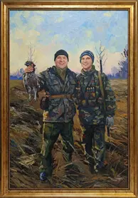 Портрет маслом двух охотников в камуфляже с добычей, на фоне поля — картина на холсте в золотой раме