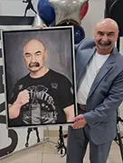 Мужской портрет в стиле масляной живописи на юбилей Мужчина держит свой портрет по фото на холсте в стиле масляной живописи