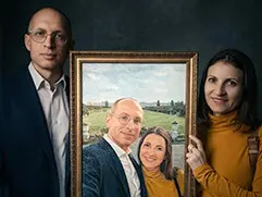 Парный портрет с прорисовкой масляными красками Мужчина и женщина держат совместный портрет по фото с ручной прорисовкой масляными красками