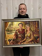 Парный портрет в образах Клеопатры и Цезаря Мужчина держит портрет пары по фото в образах Клеопатры и Цезаря в багетной раме