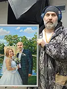 Свадебный портрет пары с прорисовкой акрилом Мужчина держит свадебный портрет пары на холсте с ручной прорисовкой акрилом