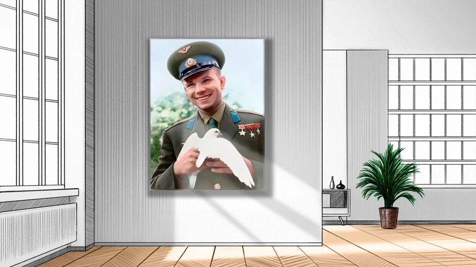 Фото на холсте с портретом военного в светлом интерьере.