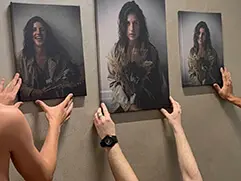 Три фотографии женщины, напечатанные на холсте